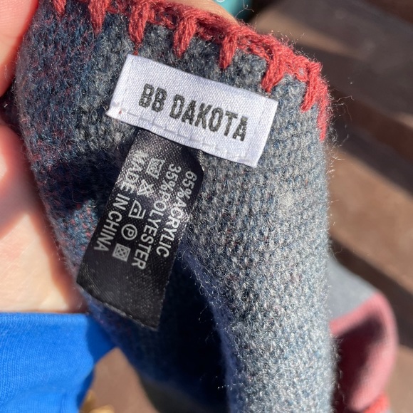 Gorgeous NWOT Shrug/Poncho - Picture 2 of 2